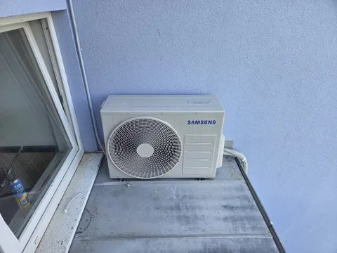 Vanjska jedinica klima uređaja na balkonu