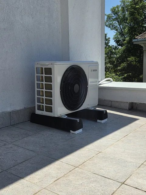 Vanjska jedinica klima uređaja na terasi