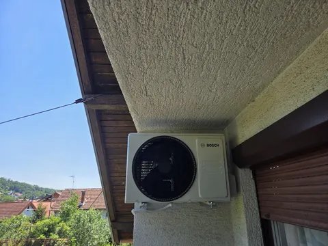 Vanjska jedinica klima uređaja ispod krovnog nadstrešja