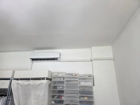 Unutarnja jedinica klima uređaja s urednom instalacijskom trasom