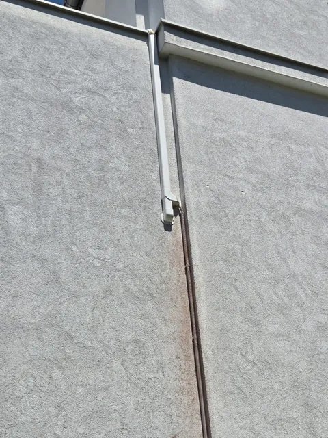 Detalj uredno postavljene instalacijske trase na fasadi