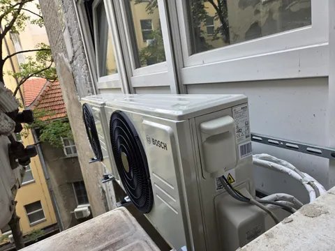Vanjske jedinice klima uređaja na balkonu zgrade